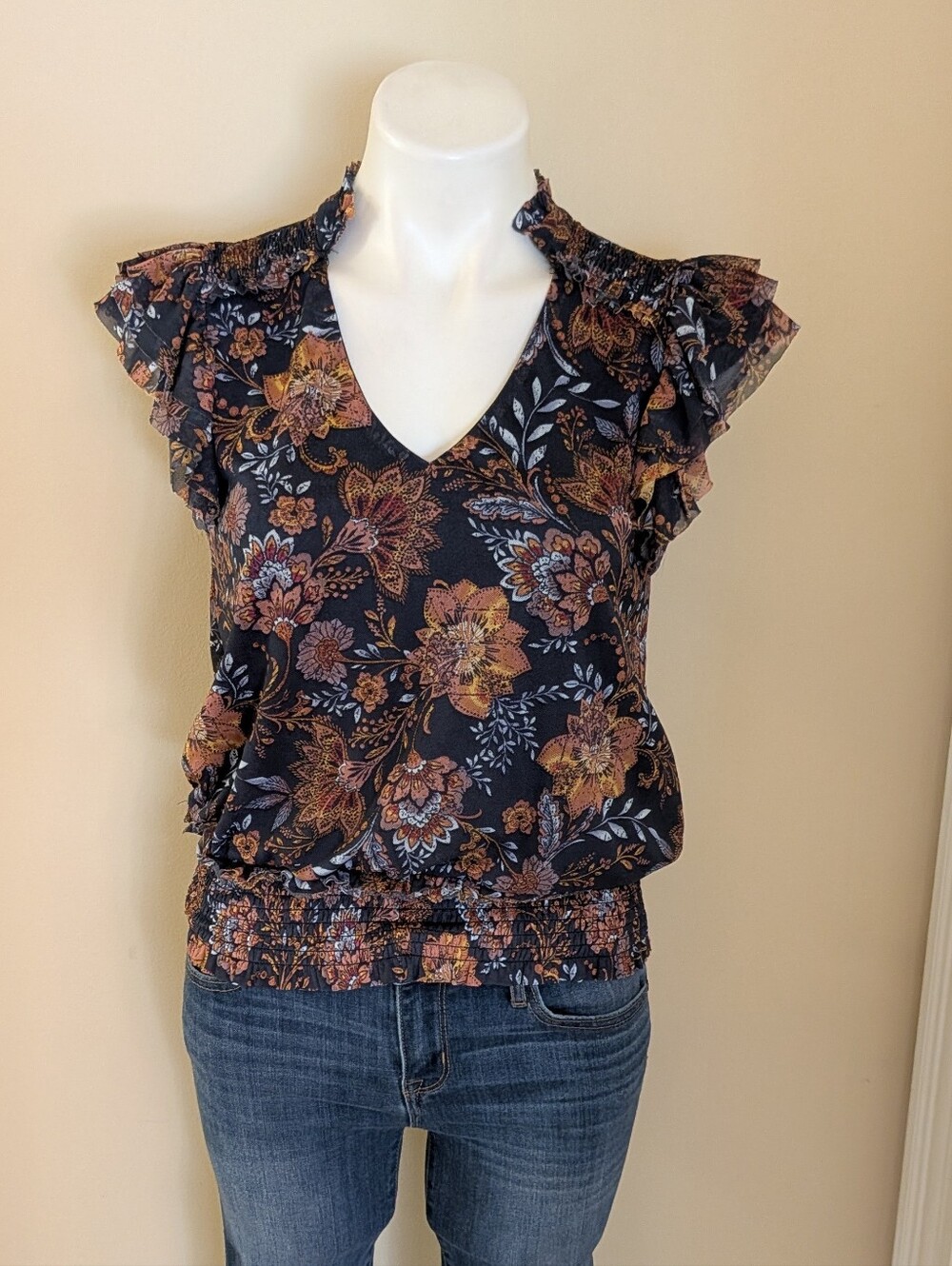 Evereve navy blue with rust color print top size XS